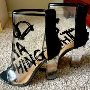 Like new, clean condition. No holes or stains, no pilling, no fade.